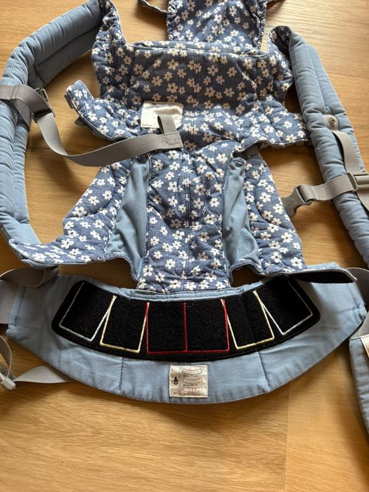 Marsupiu ErgoBaby Omni 360 Blue Daisies