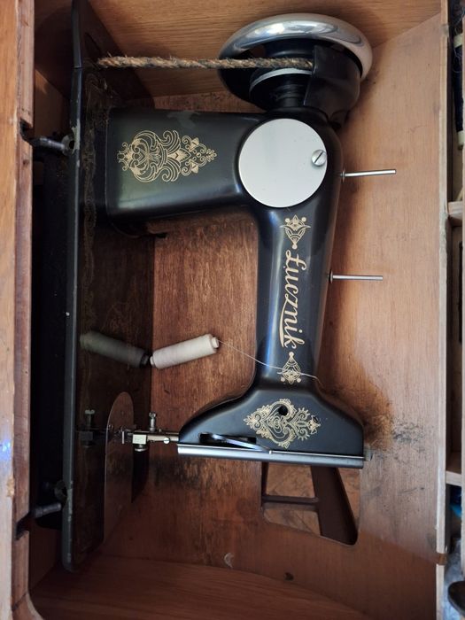 Продавам автентична шевна машина Lucznik.