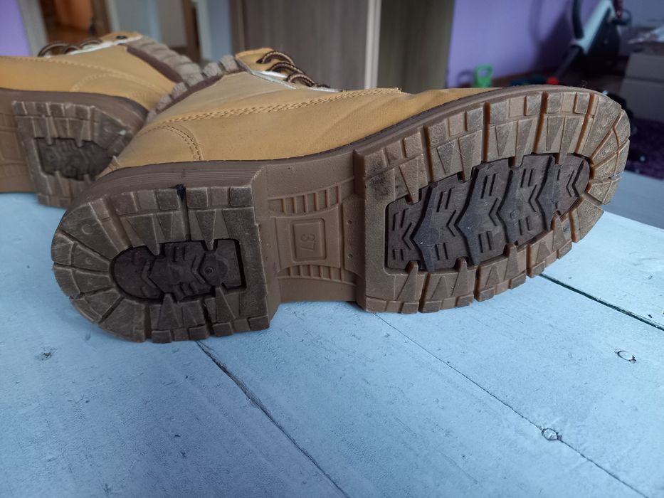 Bocanci Noi,piele întoarsă,marimea 37. Pret.30.lei.