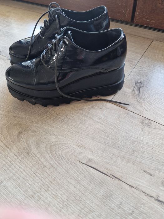 Vând pantofi eleganți