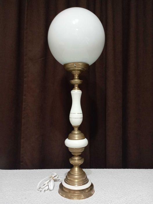 Големи старинни порцеланови лампи с абажури