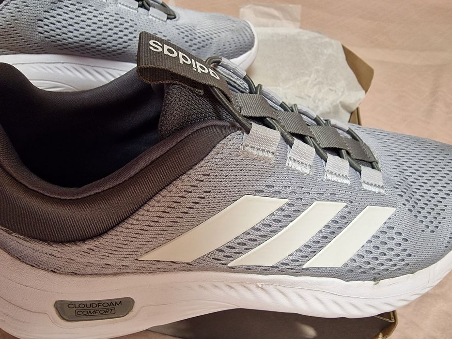 Vând pantofi sport Adidas Cloudfoam Comfy EL, pentru bărbați, mărimea 42,