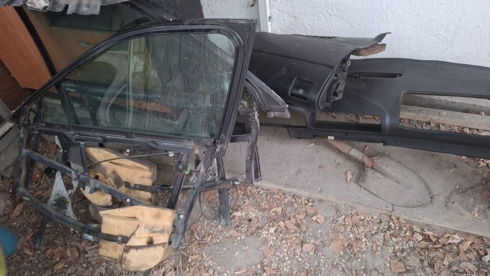 Передние  стекла ауди а4