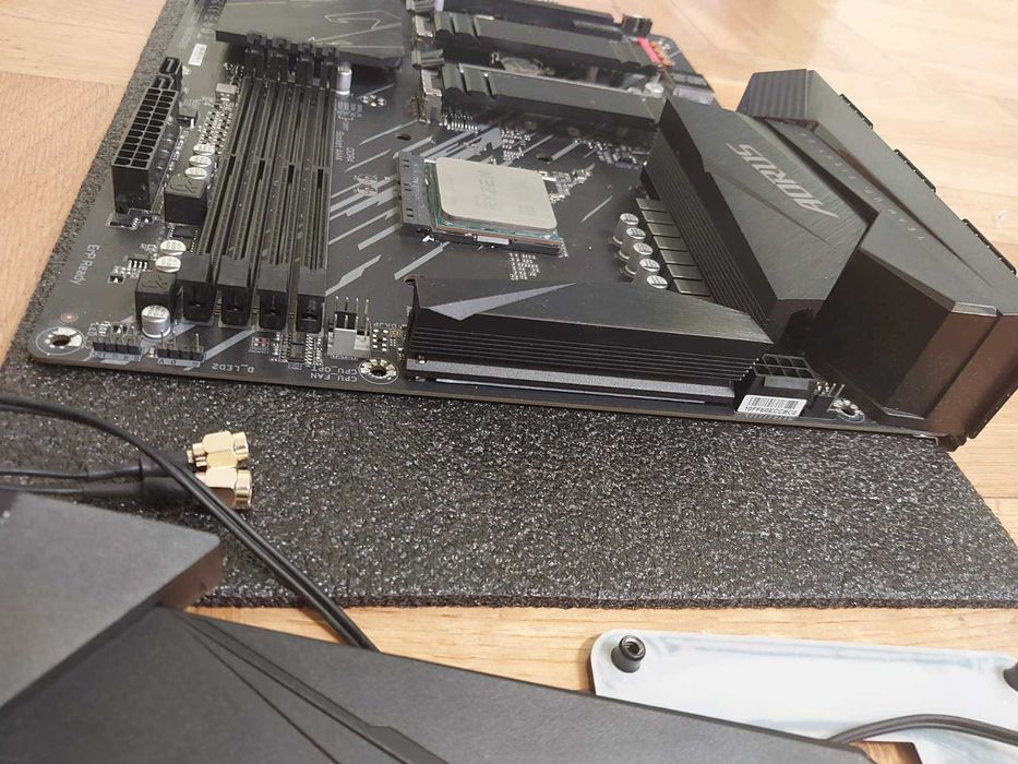 AMD Ryzen 5 5600X + Gigabyte B550 Aorus Elite AX V.2 Rev.1.5 Wi-Fi