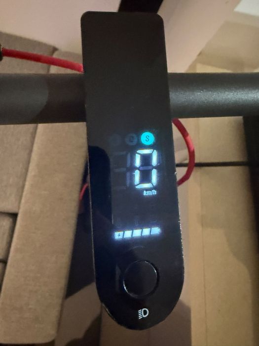 Xiaomi Electric Scooter 4 2024 – 1.442,3 km – Cutie + Încărcător + Cască
