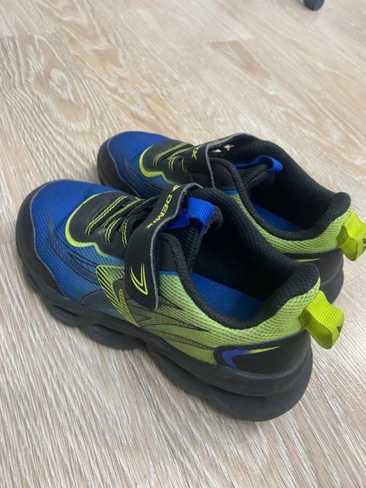 Продам детские кроссовки