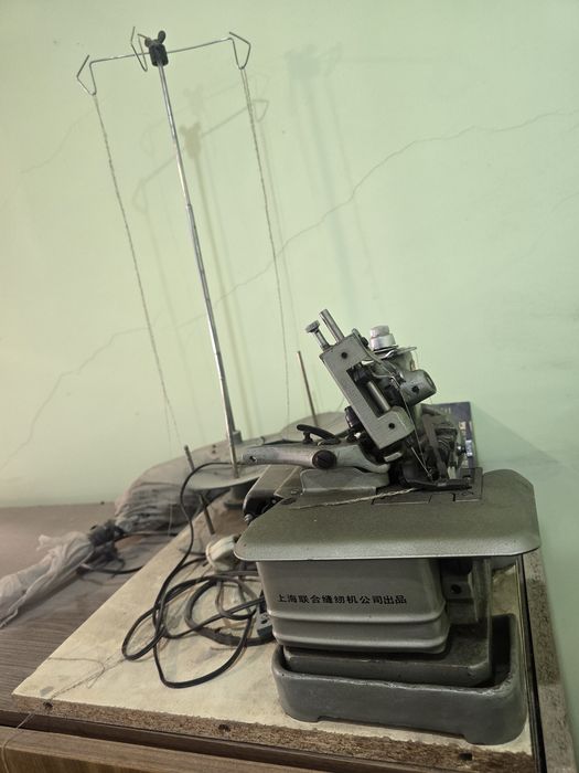 Продаётся оверлочная машинка. В рабочем состоянии.