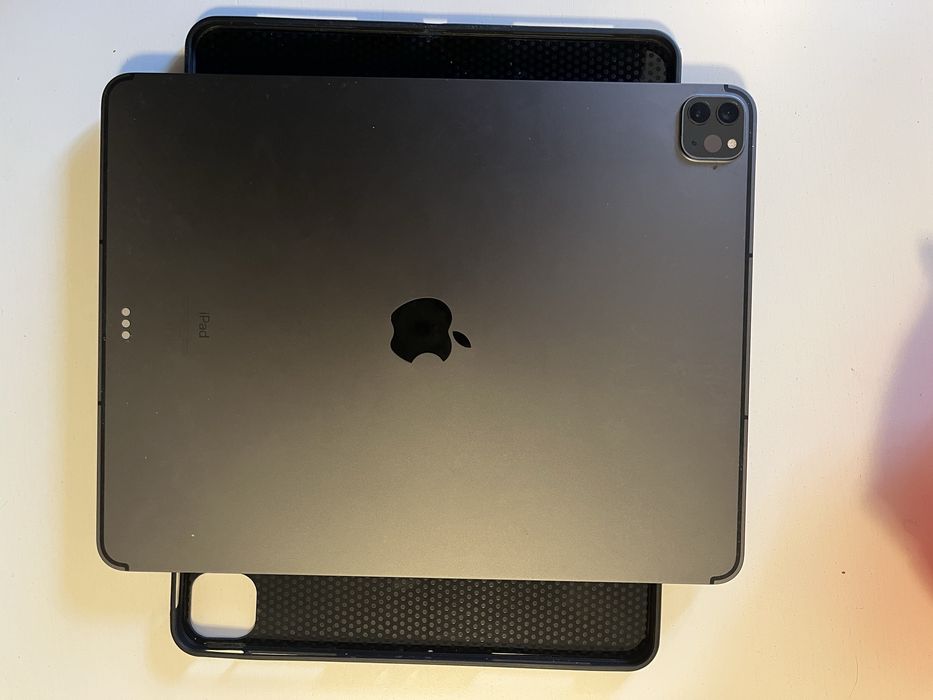 Продавам заменям ipd 12.9 m1 wifi + cell 256 GB