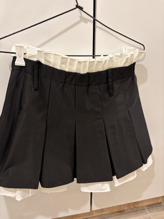 Стилна черна плисирана пола