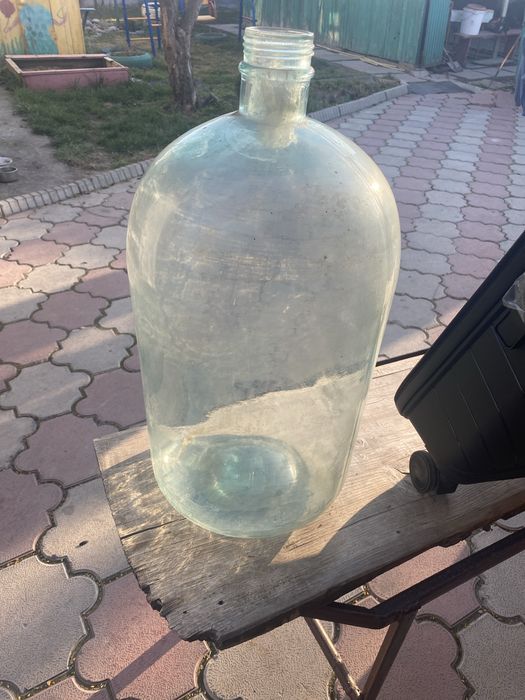Стеклянная бутыль 20–25 л