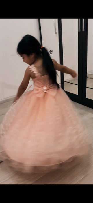 Продам платье 2,3,4 годика