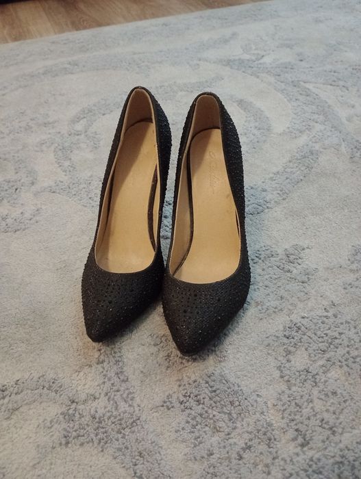 Pantofi aproape noi negrii cu pietricele negre