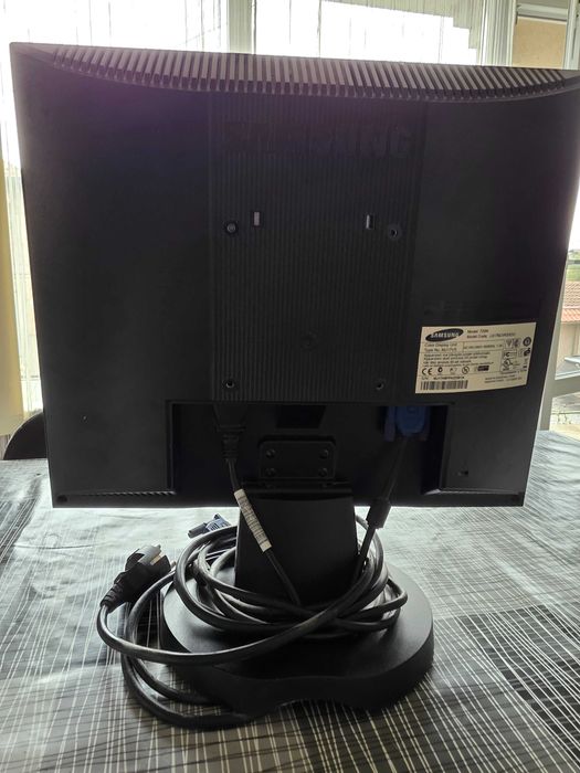 17-инчов LCD компютърен монитор Samsung SyncMaster 720N.