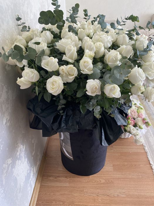 Свежие букеты ьелые розы