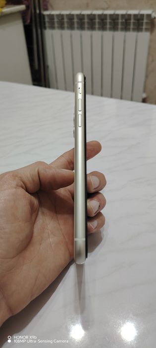 Продам айфон 11 с коробкой белого цвета