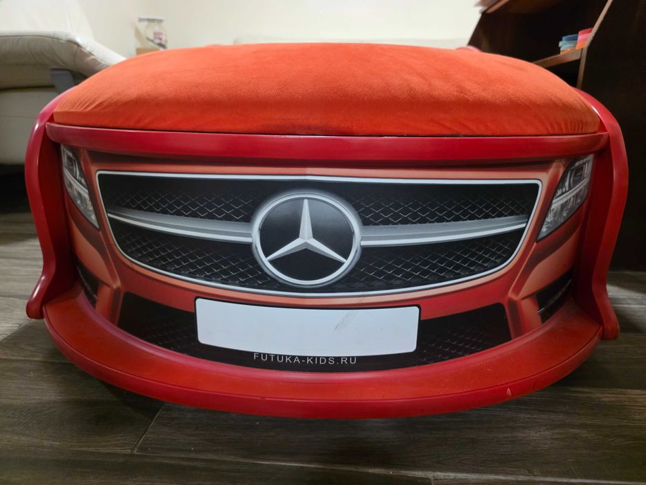 Детско легло кола -Mercedes, в комплект с бюро, нощно шкафче и килим