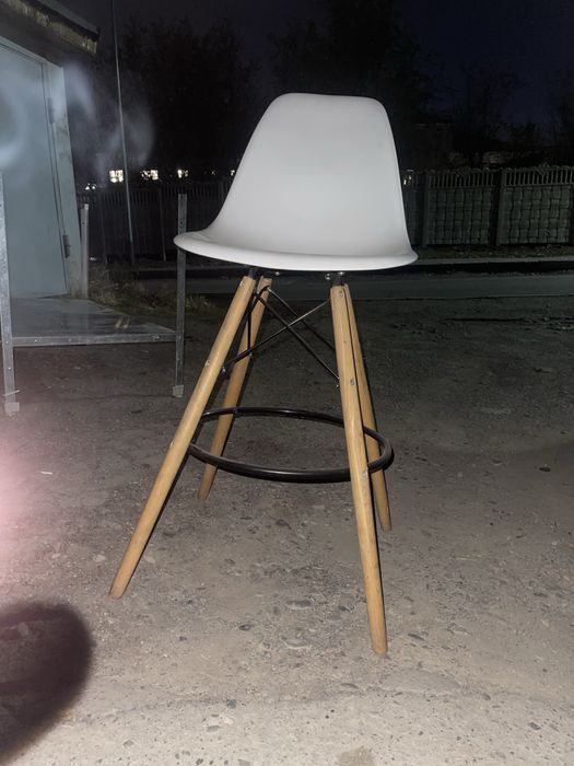 Стулья 3 штук и 1 столик .