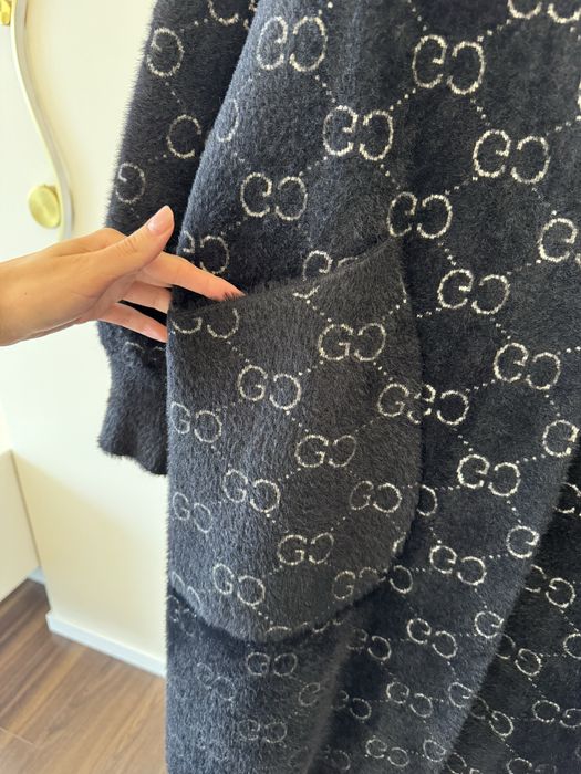 Черно мъхесто палто Gucci