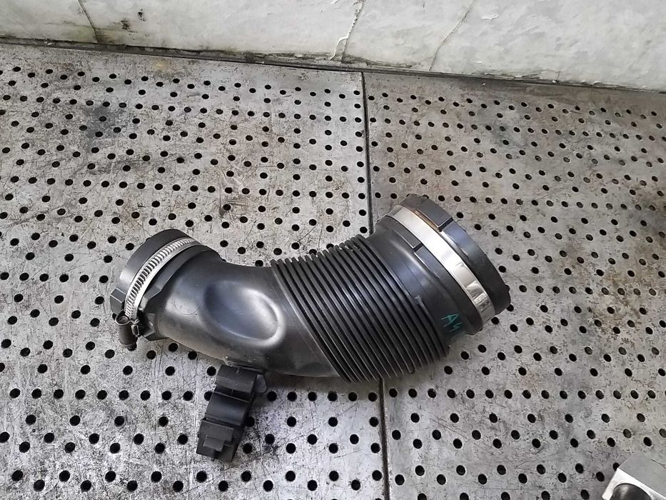 Furtun tub aer 2.0 tdi audi a4 b9 8w 04l129661b