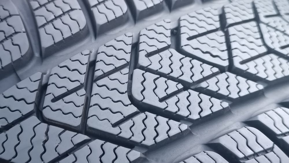 225/55/17 Pirelli Дот 2323