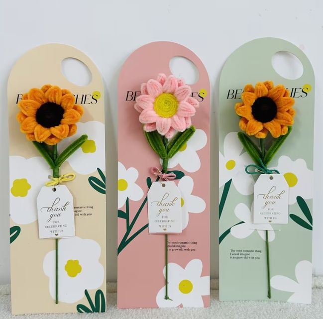 Ръчно изработени цветя, мартенички и дървени поставки за снимки