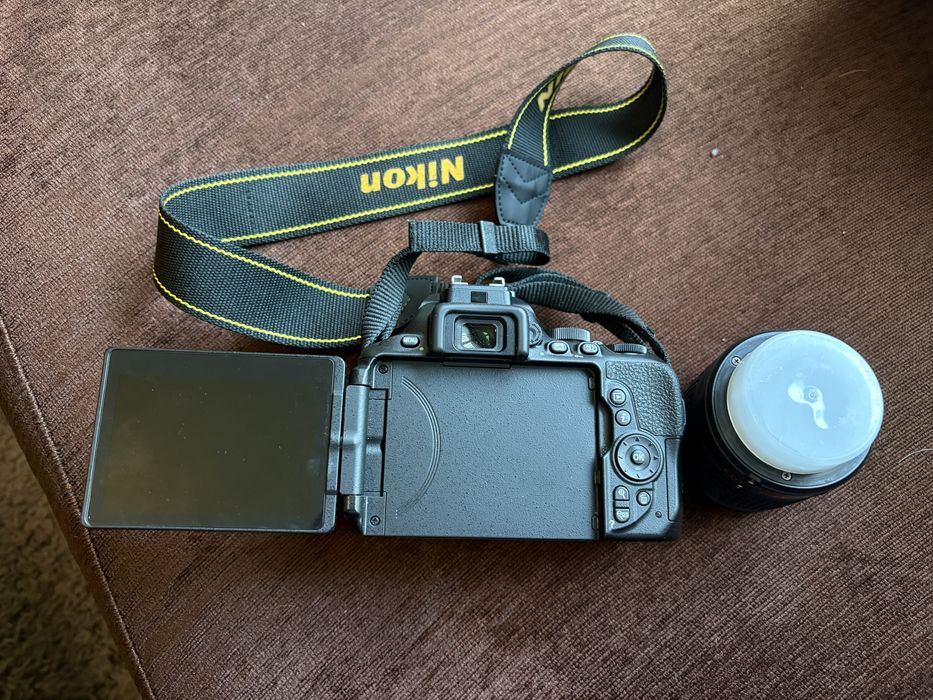 Фотоапарат Nikon D5600 + обектив + допълнителна батерия + чанта