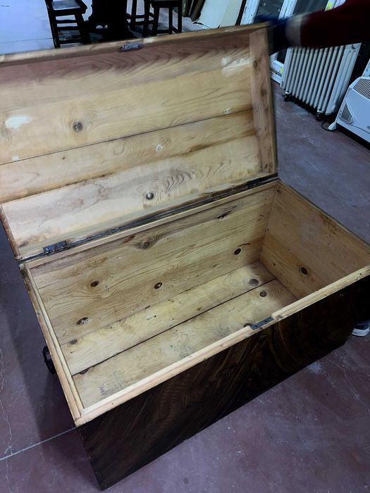 Cufăr vintage din lemn cu inserții deosebite