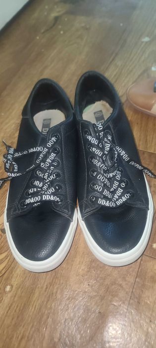 Sifatli charmdan bo'lgan oyoq kiyim