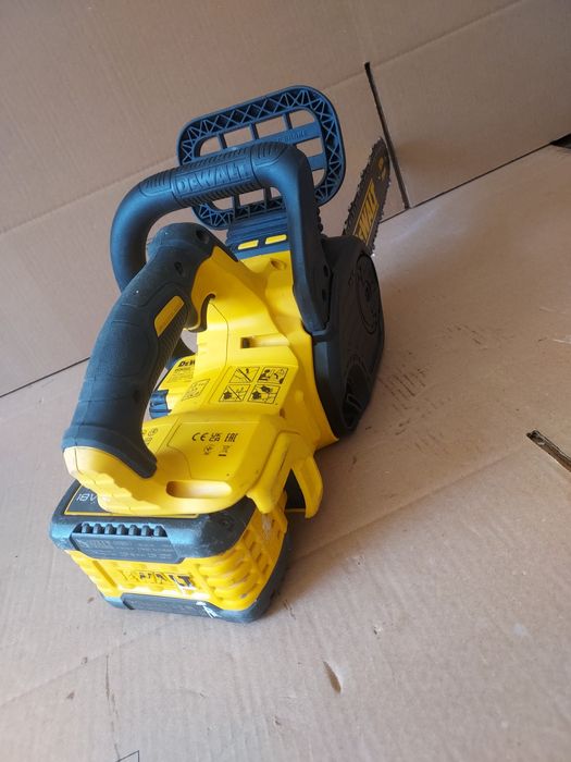 drujbă electrică cu acumulator DeWalt DCM565N, echipată cu un motor fără perii și o lamă de 30 cm.