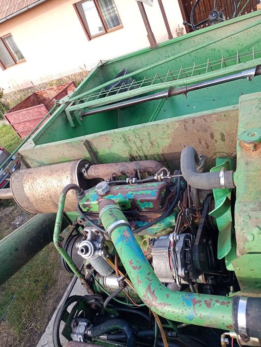 Vând combina John Deere 330