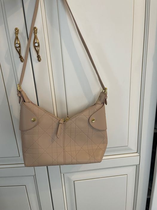 Стильная бежевая сумка