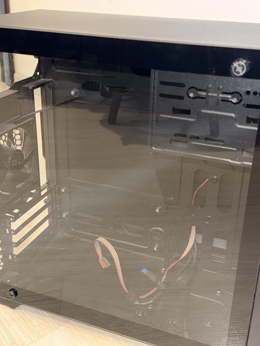 Компютърна кутия mATX с прозрачен страничен панел и RGB преден панел