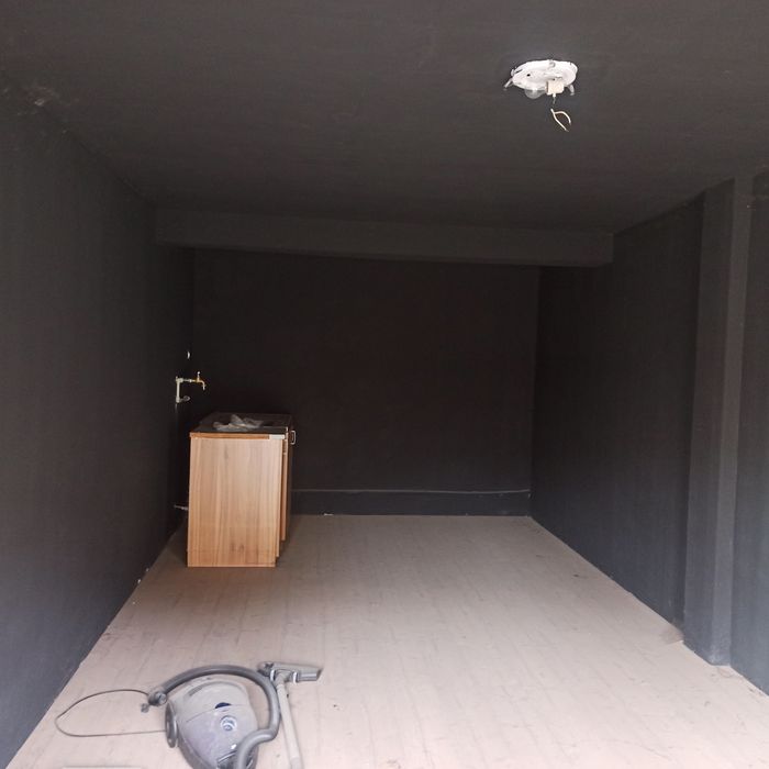 Помещение със статут гараж ( подходящ и за склад)