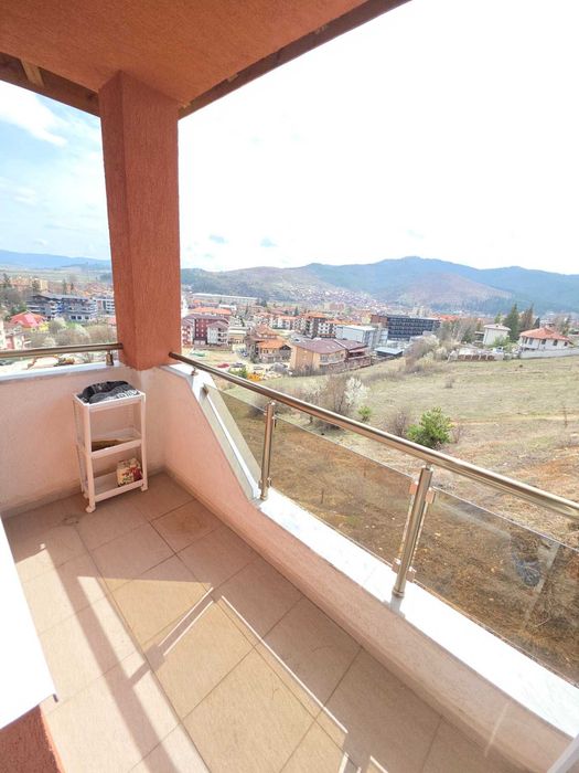 Нов напълно обзаведен 3-стаен апартамент в широк център на Велинград.