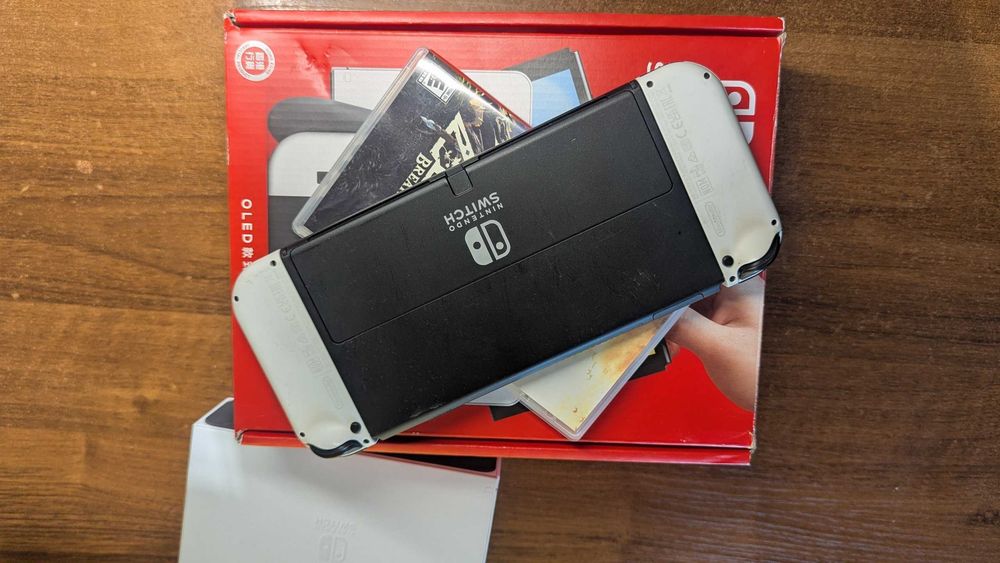 Игровая приставка Nintendo Switch OLED белый