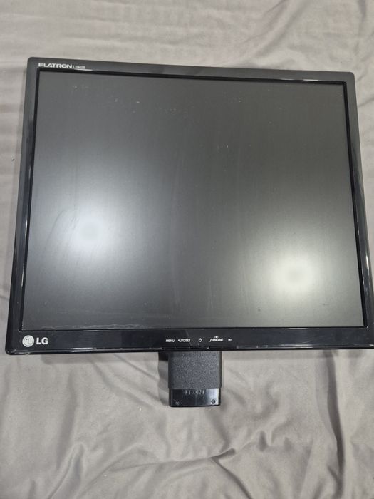 Монитор квадратный 19