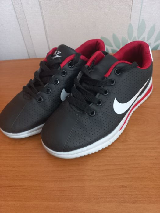 Продам кроссовки