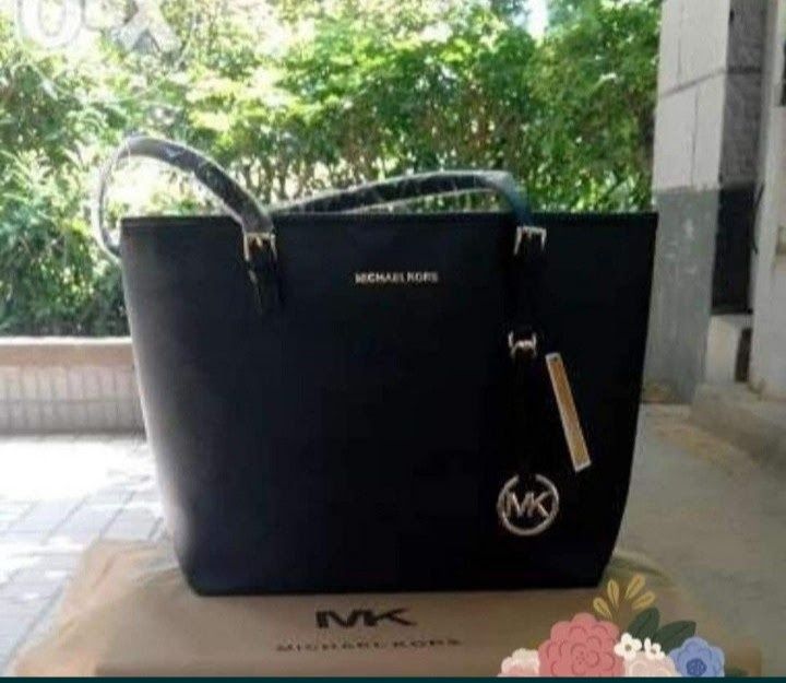 Geanta Michael Kors, model classic,logo metalic auriu, saculet, etichetă