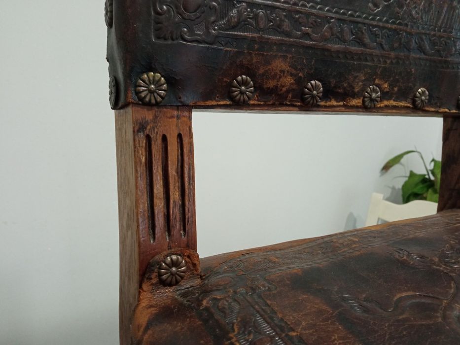 Старинен стол кожен