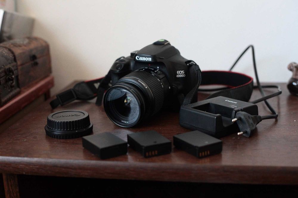Canon EOS4000D + Обектив EF-S 18-55 mm f/3.5-5.6