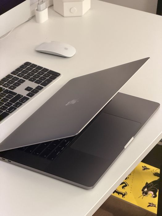 Apple MacBook Pro 16” – Core i7, 16 GB RAM, 512 GB SSD