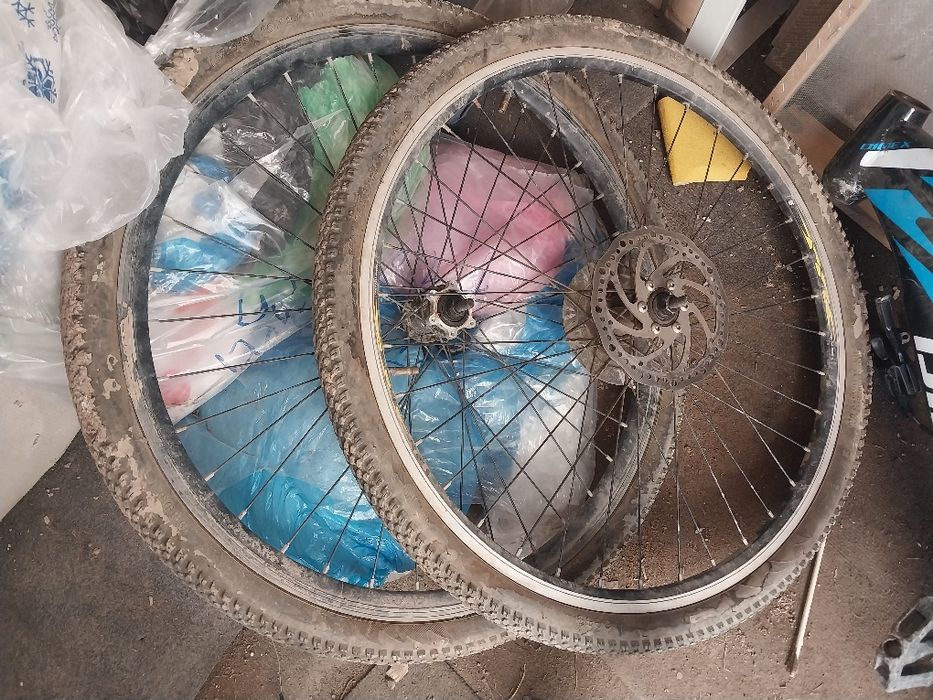 Велосипед чёрный и запчасти