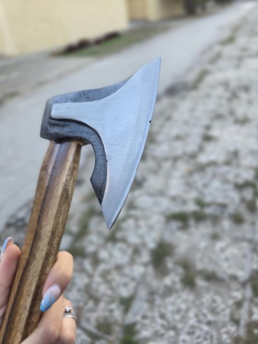 „Уникални брадви за колекционери и ценители"