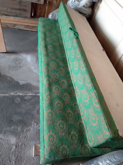 Vând canapea verde, făcută dintr-un recamier, cu cadru din lemn masiv