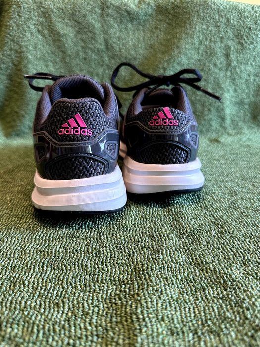 Adidas маратонки номер 35.5 сиво и розово