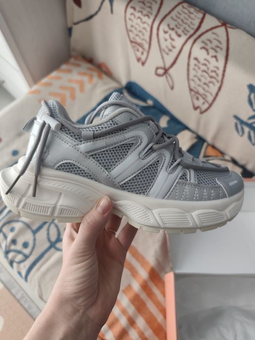 Продам новые кроссовки 38 рр