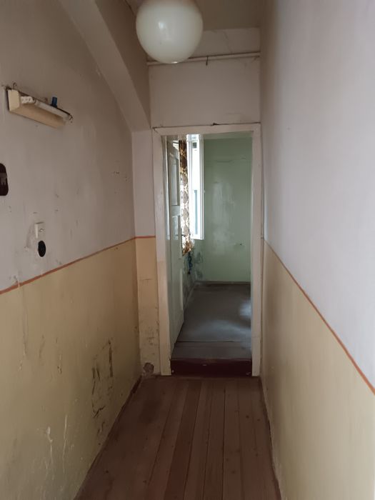 Vând garsoniera la curte