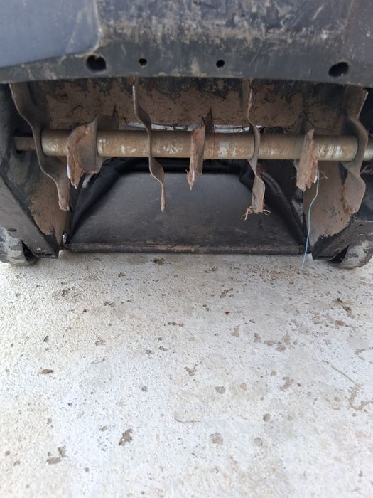 Vând scarificator de iarbă pe benzină Alko.