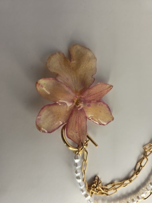 Нежно колие с естествен цвят на орхидея Камбрия.