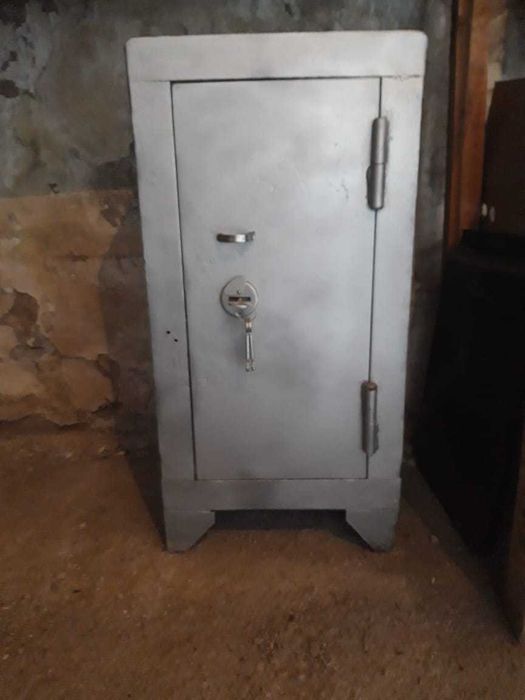 продаю сейфы офисные